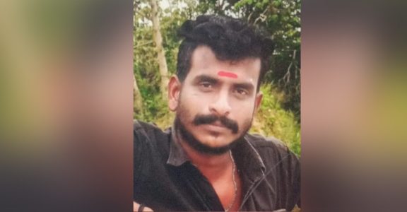 കളമശ്ശേരിയില്‍ ഓടികൊണ്ടിരുന്ന             സ്വകാര്യബസിലെ കണ്ടക്ടറെ കുത്തിക്കൊന്നു