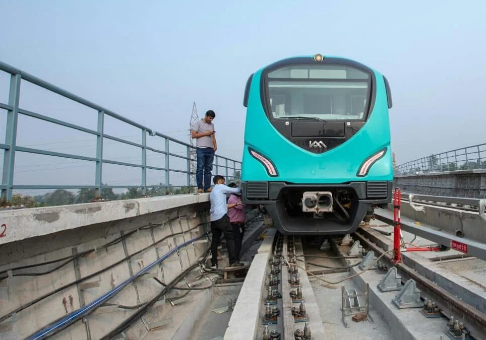 കൊച്ചി മെട്രോയിൽ സാങ്കേതിക തകരാർ: യാത്രക്കാർ വലഞ്ഞു; സർവീസുകൾ വൈകി