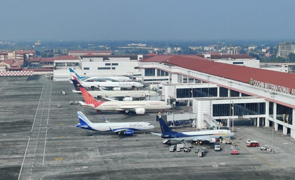 കൊച്ചിയിൽ നിന്ന് ഗൾഫിലേക്കുള്ള വിമാനങ്ങൾ കൂട്ടത്തോടെ റദ്ദാക്കി; യാത്രക്കാർ ദുരിതത്തിൽ