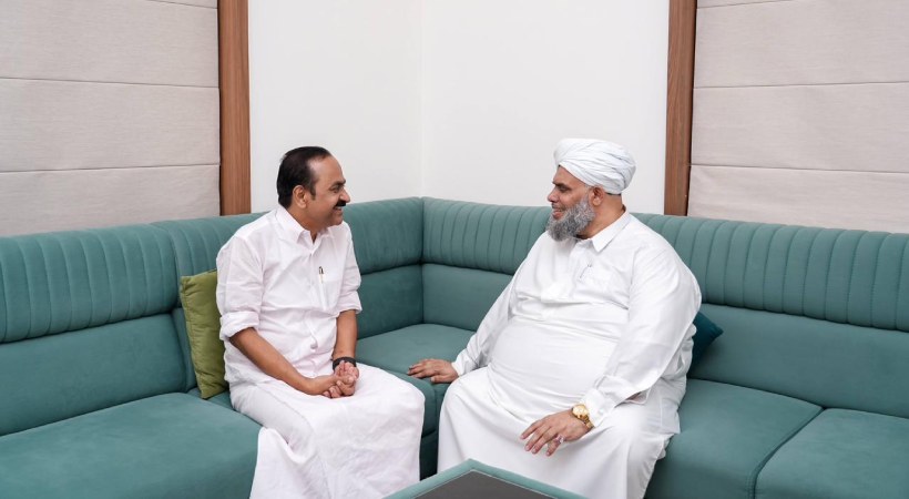 ഖലീൽ ബുഖാരി തങ്ങളുമായി കൂടിക്കാഴ്ച നടത്തി വി.ഡി. സതീശൻ; വോട്ട് ബാങ്കിലെ സ്വാധീനം ഉറപ്പിക്കാൻ നീക്കം