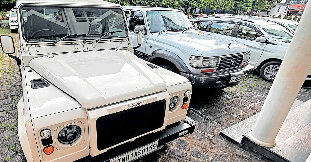ഭൂട്ടാൻ ആഡംബര വാഹനക്കടത്ത്: വിപ്രോ എഞ്ചിനീയറായ മുഖ്യസൂത്രധാരൻ പിടിയിൽ; കേരളത്തിൽ നിന്നും കാറുകൾ കസ്റ്റഡിയിൽ