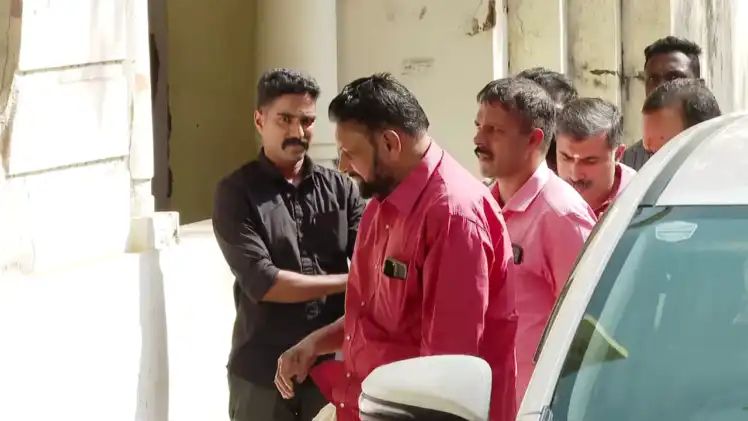 സ്വർണ്ണക്കൊള്ളയിലെ കള്ളപ്പണ ഇടപാട്; തന്ത്രി കണ്ഠരര് രാജീവറെ എൻഫോഴ്സ്‌മെന്റ് ഡയറക്ടറേറ്റ് ചോദ്യം ചെയ്യുന്നു