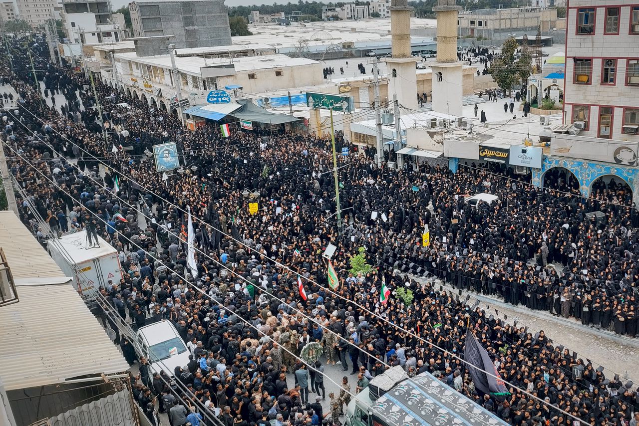 ഇറാൻ ഒരുങ്ങുന്നത് ‘മഹാപ്രതിരോധത്തിന്’; 1.4 കോടി പൗരന്മാർ പോർക്കളത്തിലേക്ക്; ട്രംപിന്റെ സമയപരിധി ഇന്ന് അവസാനിക്കുന്നു